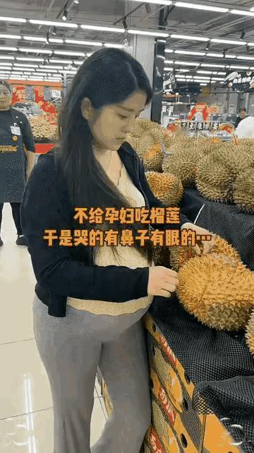 男子带着怀孕的妻子到超市里购物，男子在前面走，发现妻子没有跟上来，转头一看，原来