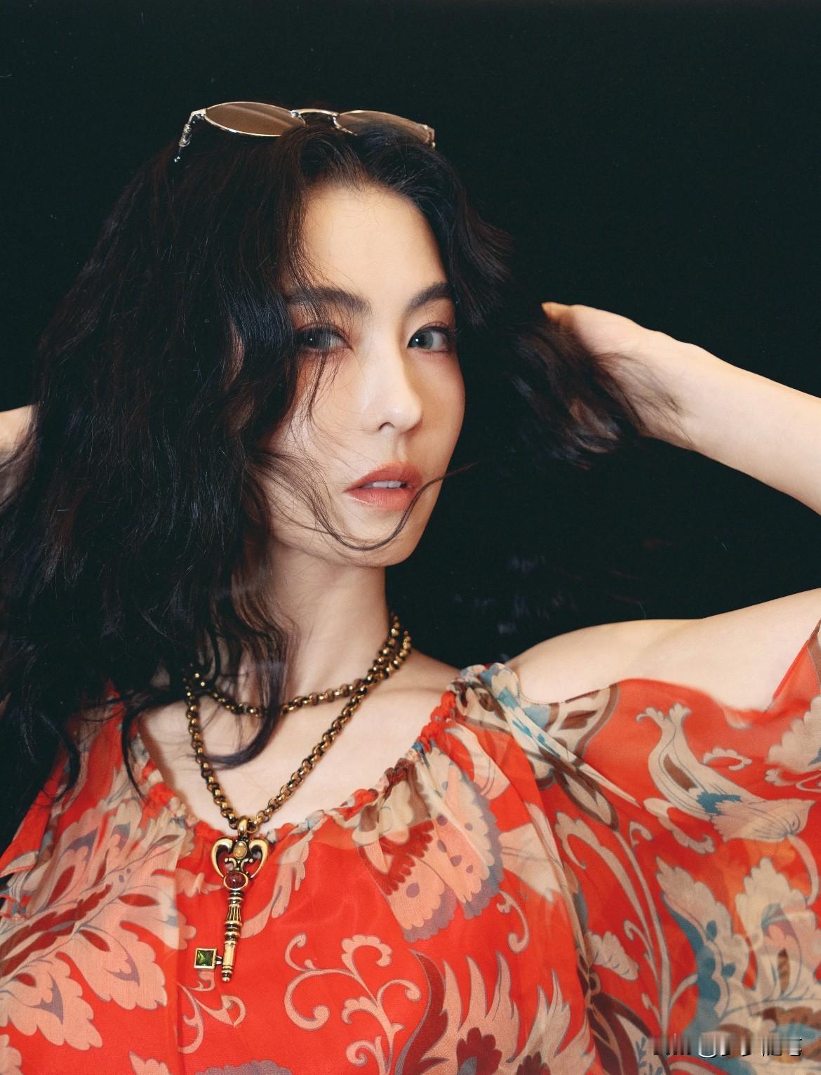 主持人问张柏芝:“当年发生照片的事，然后又离婚，你现在后悔发生这些事吗？”她