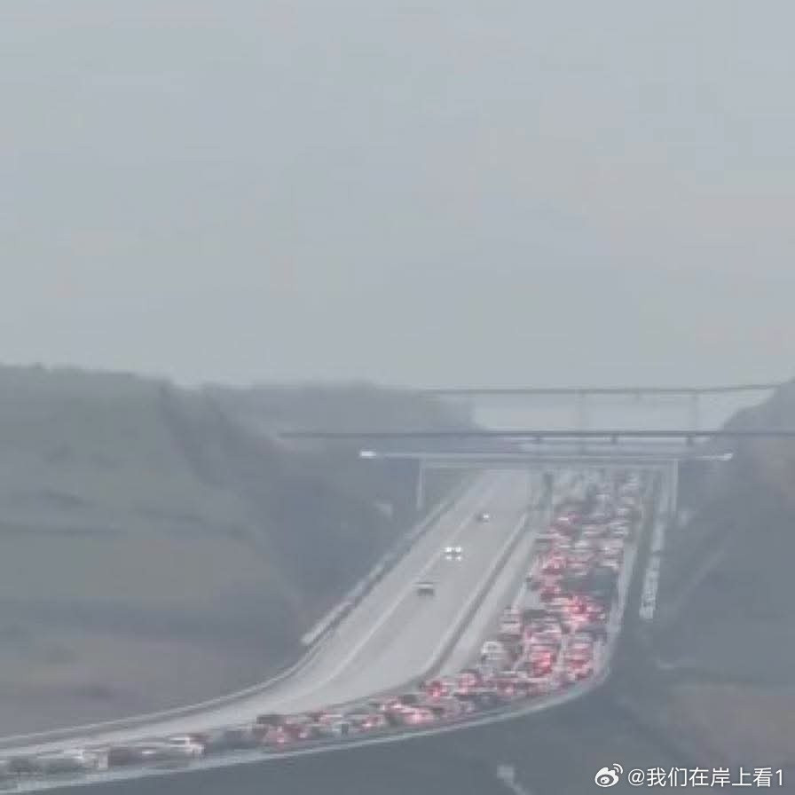 在克里米亚的俄罗斯人正在疯狂地逃回俄罗斯老家，导致俄罗斯通往克里米亚的唯一道路堵