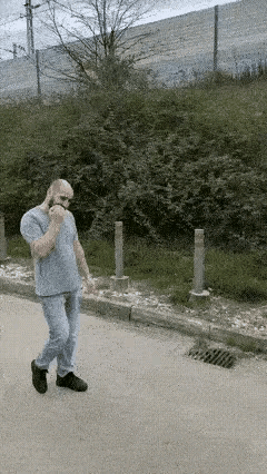 靠拳头较量的时代已然过去，如今是比拼武器的时代。这个看似简单的小视频，实则蕴含着