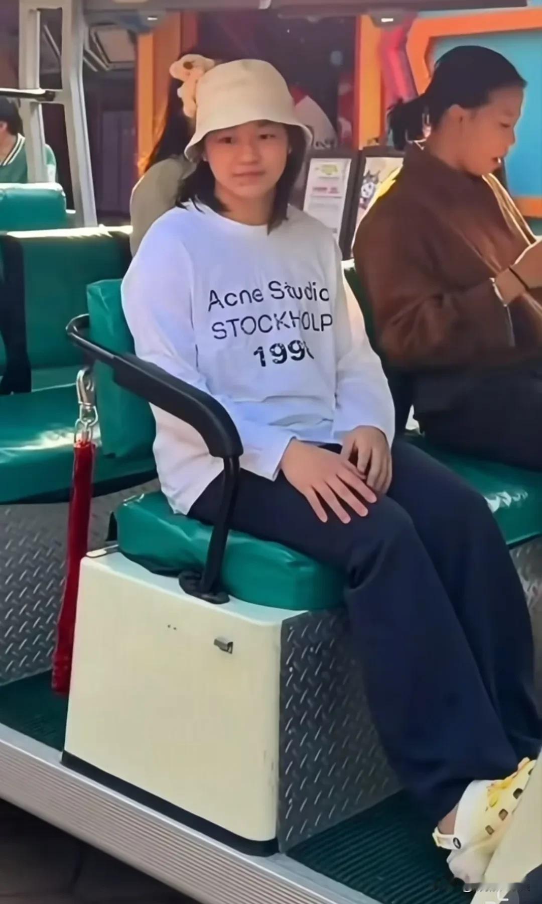 全红婵现身广州长隆欢乐世界，近照的她，真的是女大十八变了！她穿着白色T恤，蓝色