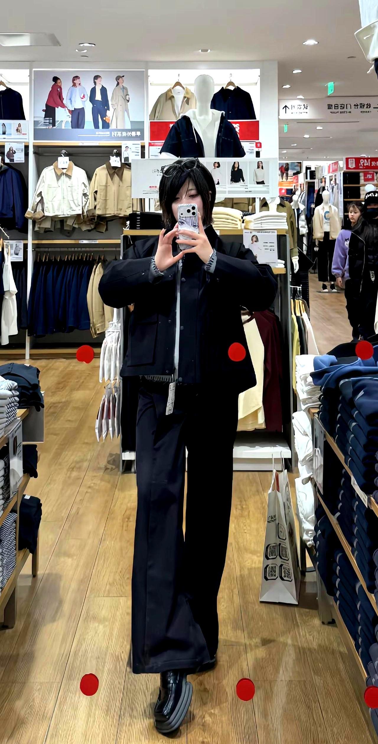 299块穿出山本耀司味昨天路过优衣库，随手拎了件男装夹克，一上身整面镜子都