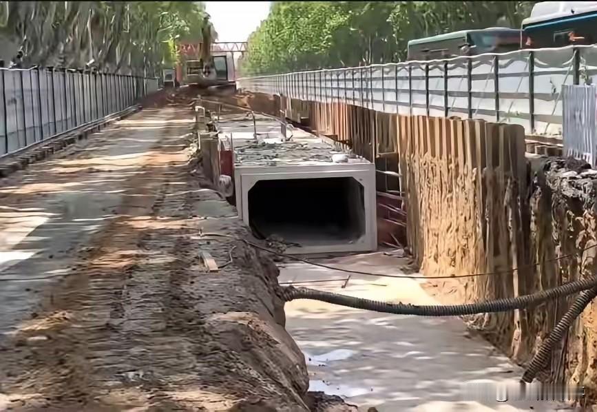 郑州街头随手拍:时下，郑州街头一些历年经常雨天积水的路段正在如火如荼的进行积水改
