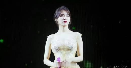 李知恩自从踏进演艺圈后身材突飞猛进，财阀们应该没发现吧！​​​