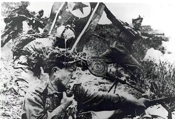 1951年，志愿军的一个团因为没有收到总部撤退的命令被美军包围，就在进退两难之际