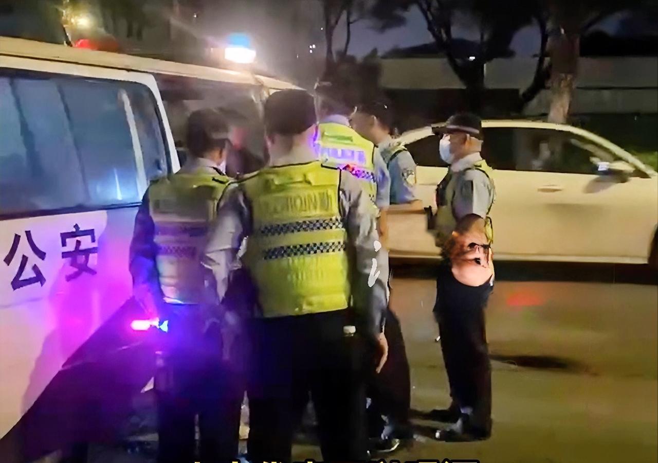 女子酒后扬言：人大代表事发广州，在18日晚间11时左右，女子驾车发现交警设卡查