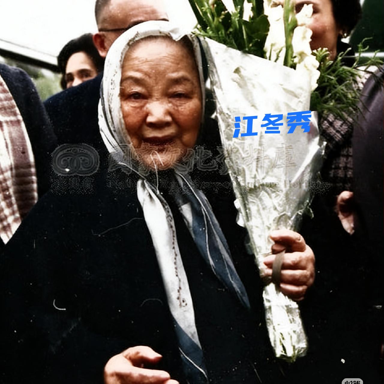 1970年，胡适妻子江冬秀给丈夫扫墓，一张罕见的留影。照片里的江冬秀头上裹着素色