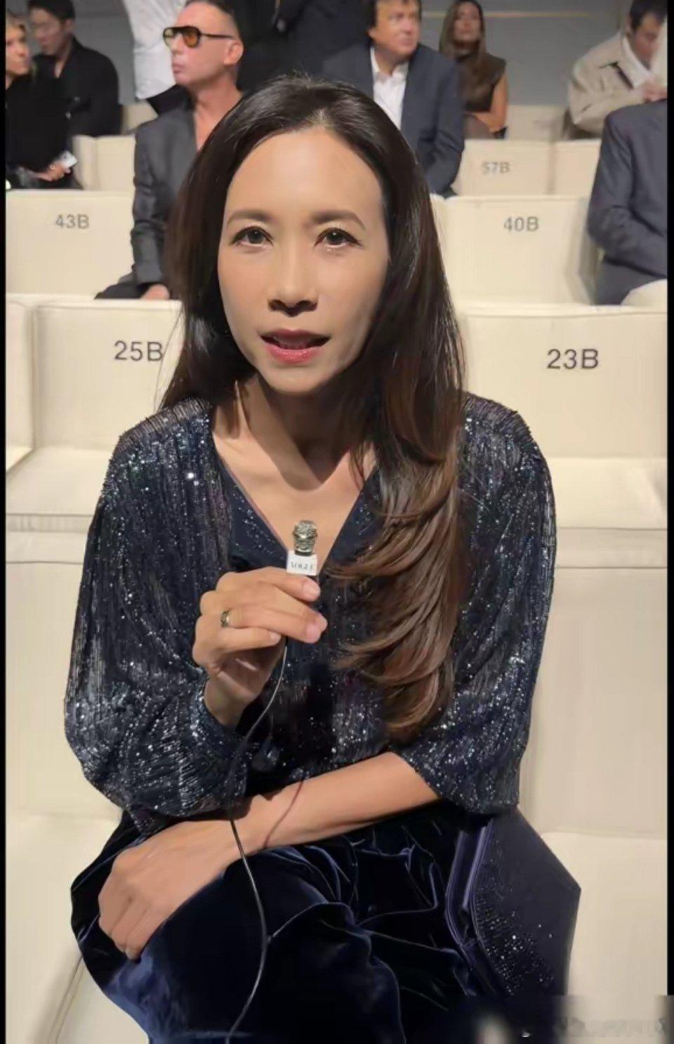 56岁莫文蔚的米兰生图流出来了，眼角纹路全在，脸上粉底还卡粉。​有人看完直接说女神垮了，跟官方精修图