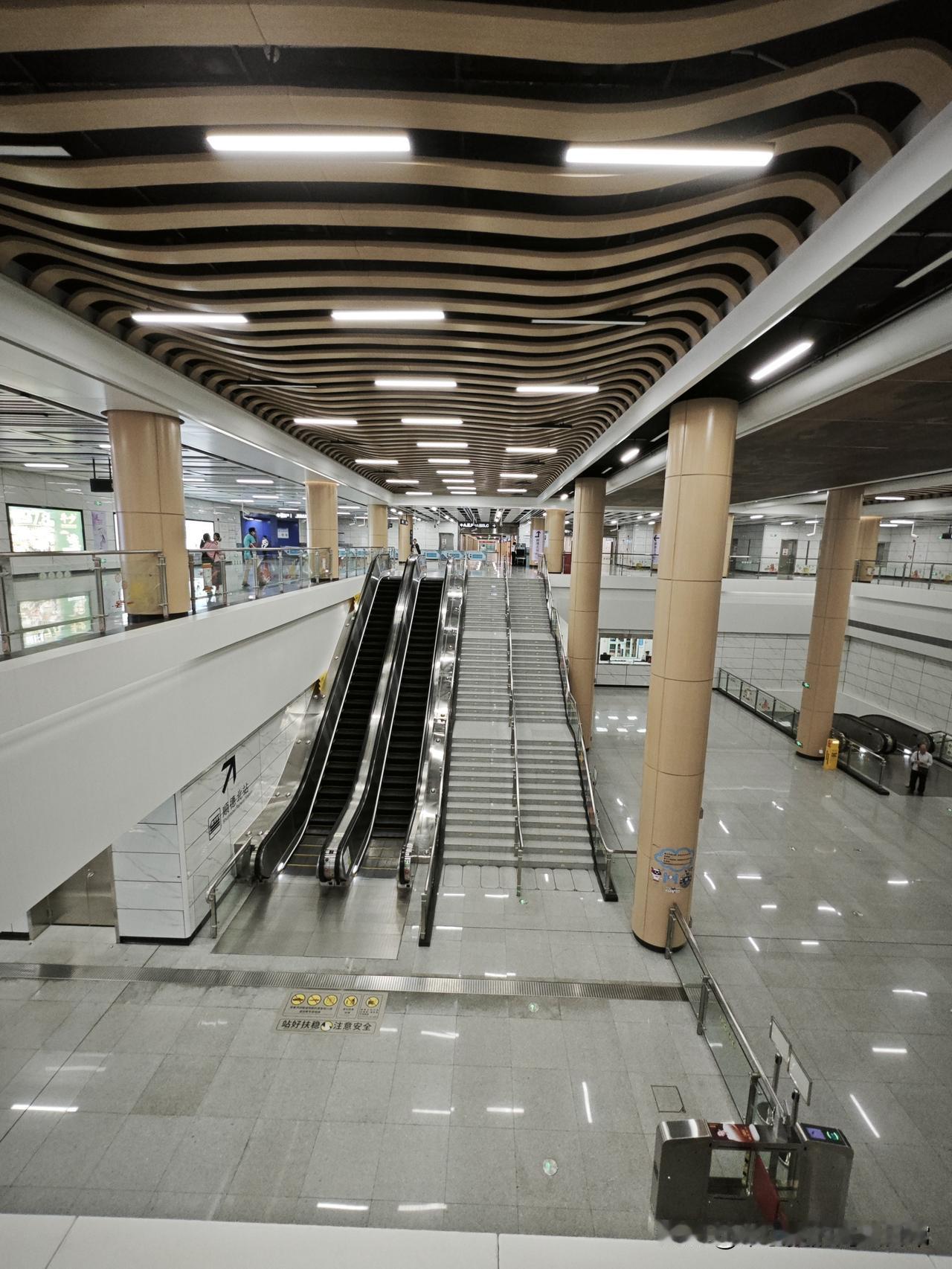 佛山地铁是真的没人!周末冲佛山地铁，一进站台直接看傻——这亮堂堂的大厅、空