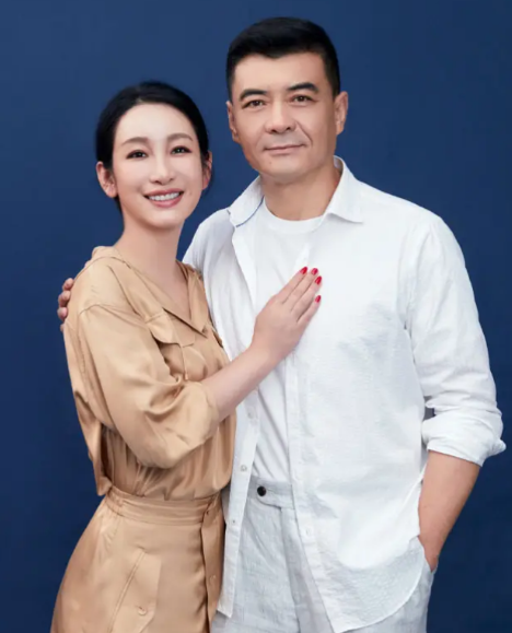秦海璐和王新军每次出国演出的时候，什么都不带，只带三样东西:方便面、咸鸭蛋和榨菜