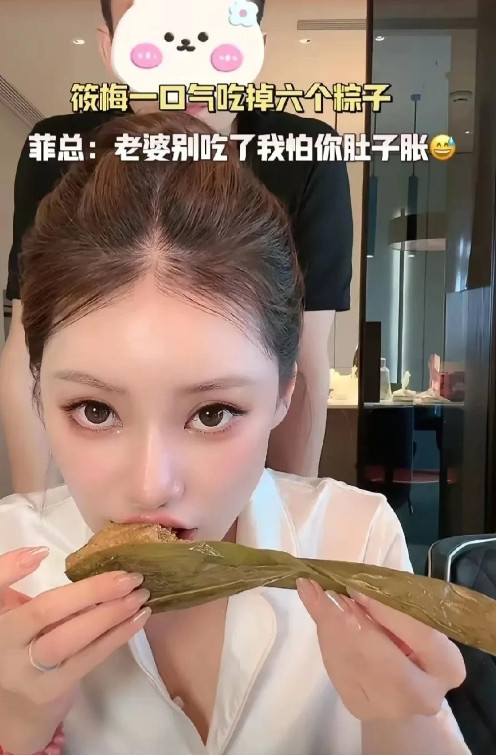 汪小菲看马晓梅直播卖粽子时连吃六个，心疼得赶紧从厨房跑出来制止：“别吃啦！”