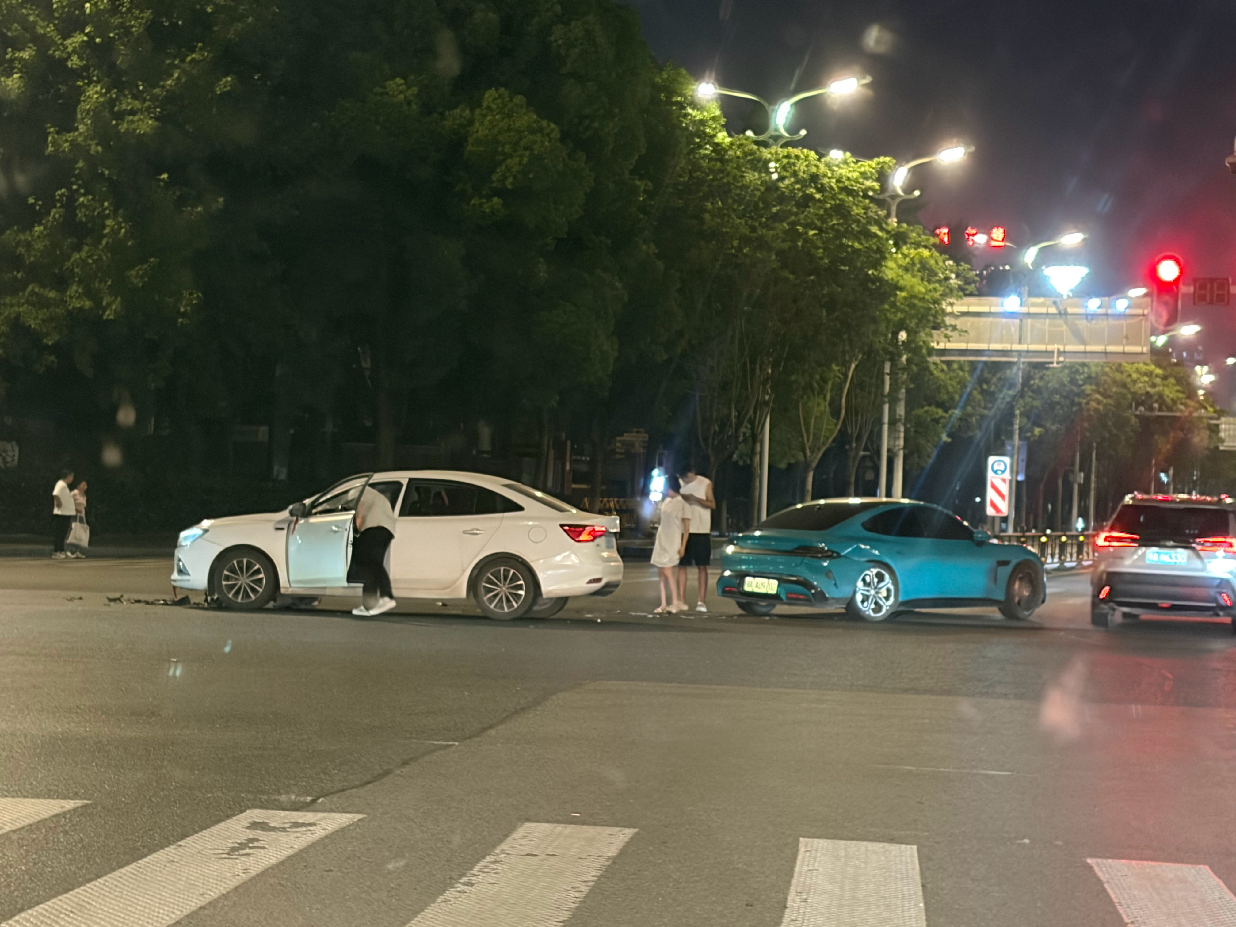 兄弟，路口不让停车！