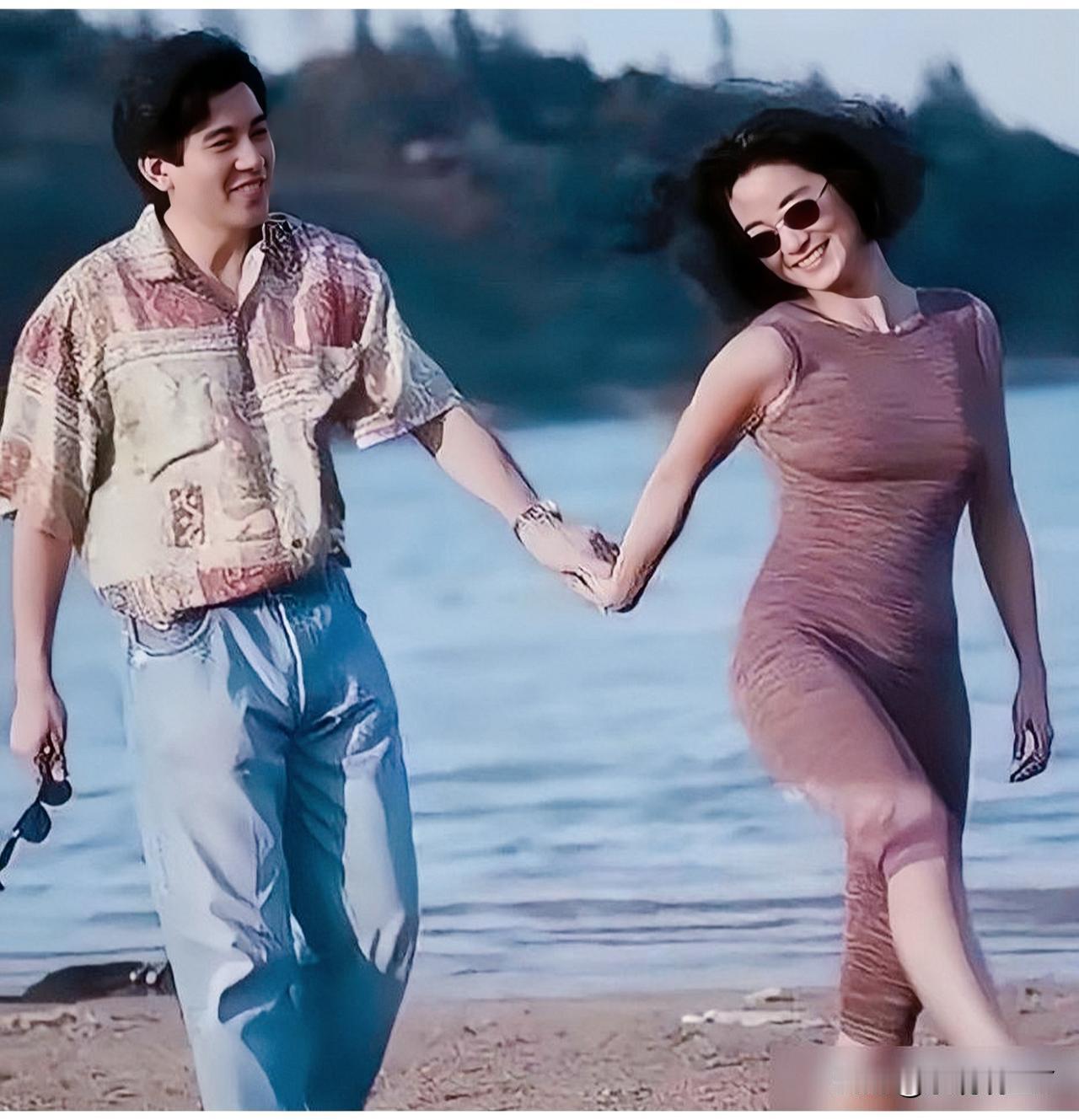 这才是1990年36岁林青霞的真实样貌，当时林青霞和她的男友秦汉在法国游玩，两人