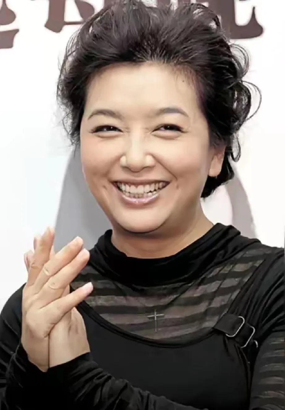 57岁的江珊，活成了无数人心中理想模样！她不刻意追求“冻龄”，素颜淡妆、白发不染