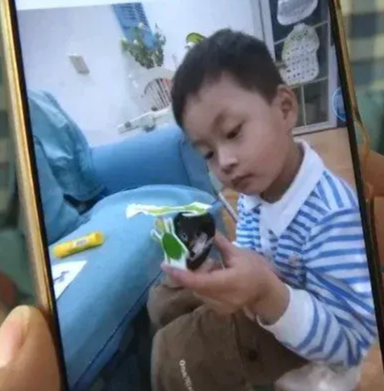 “爸爸，我从窗户翻出去就能出去！”重庆22楼的窗边，4岁冉冉这句话刚落，身体已穿