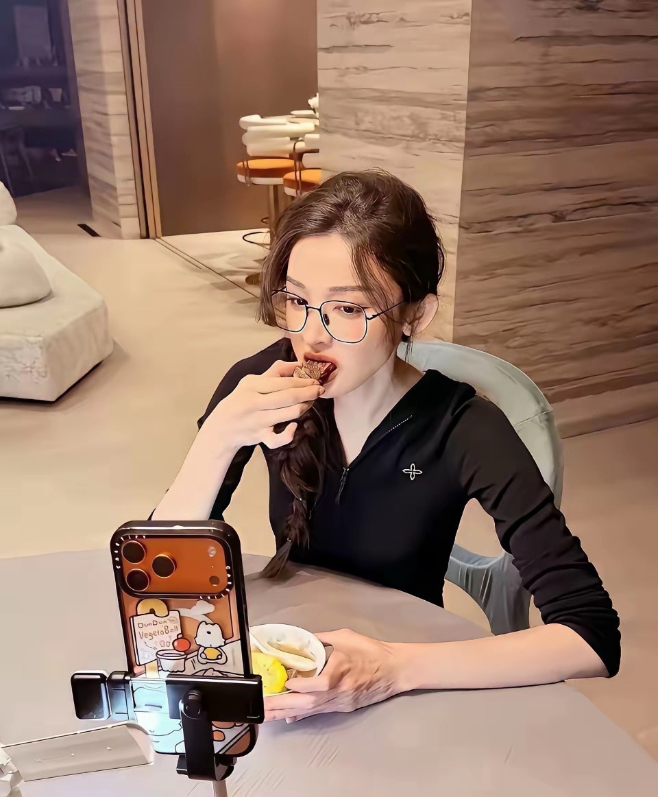 古力娜扎晒出她的晚餐，让我无地自容啊为什么人家明星能瘦下来，因为人家管住嘴迈开腿