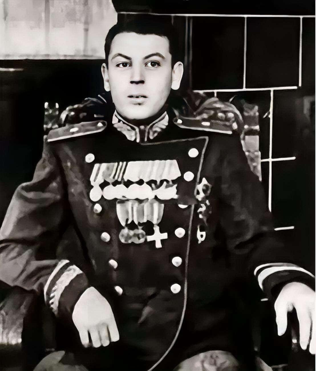 1953年3月5日，苏联铁腕领袖斯大林去世。仅仅21天后，失去斯大林庇护的儿子瓦