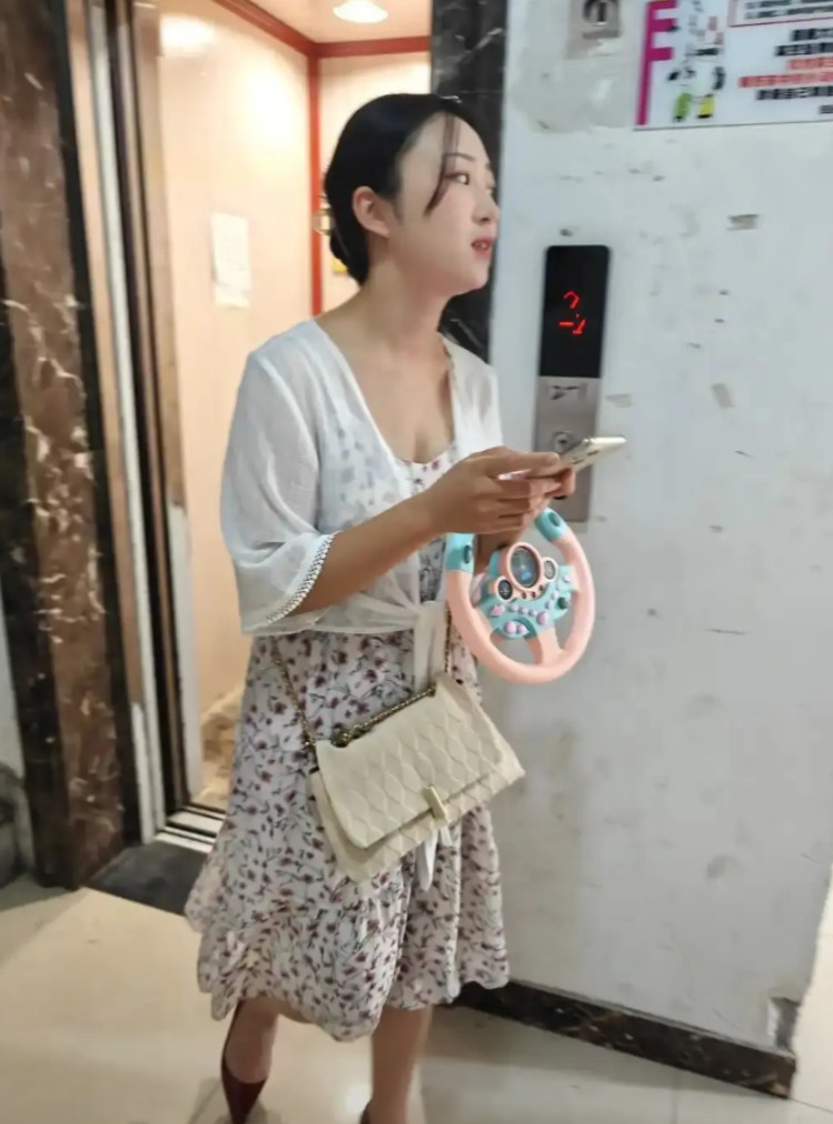 天天坐电梯碰到女邻居！
