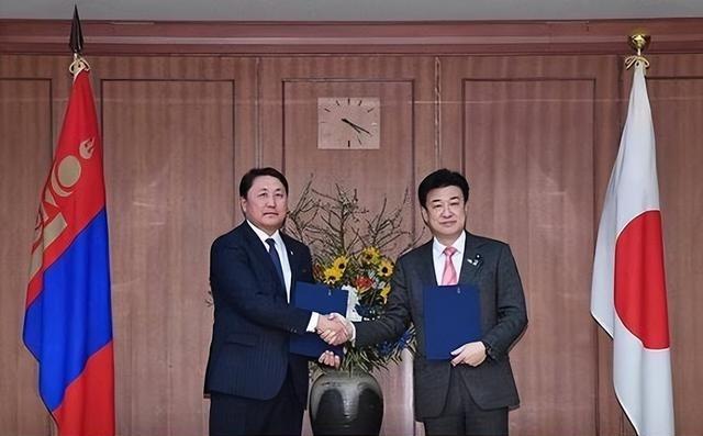 皮尤民调显示，蒙古民众对华负面看法长期超过九成，个别年份接近99%。一个夹在中俄