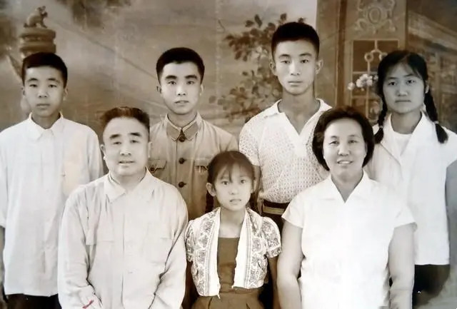 有一次，贺龙撞见一位女八路军，问她同意结婚不？女八路军回答说，不同意，他年龄太大