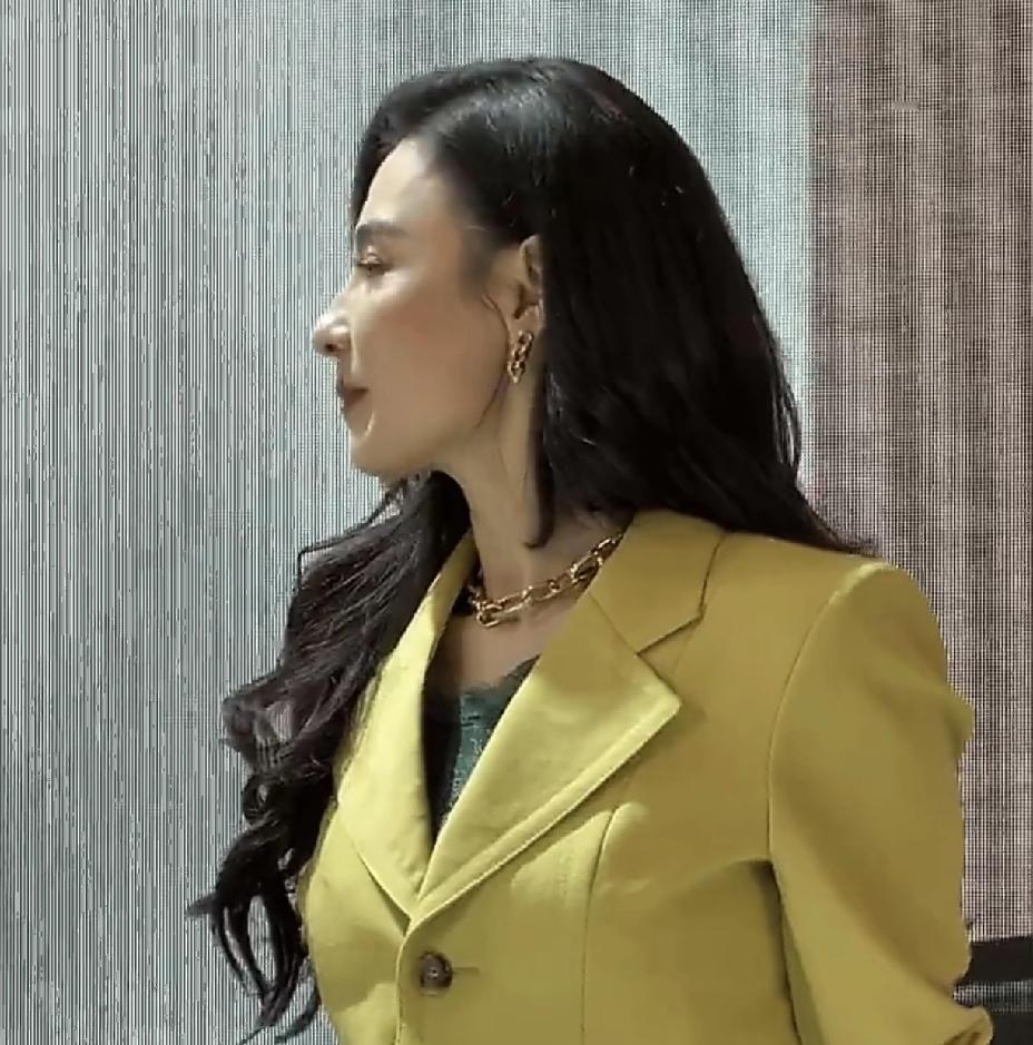 张柏芝太霸气了！3月12日晚上，张柏芝冲上热搜，原因是她的穿搭。不得不说