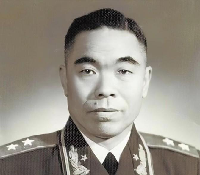 从'六十熊'到铁血雄师：曾泽生泪洒授衔台，揭秘滇军名将如何用汉江血战赢得彭德怀钦点中将！