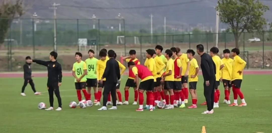 中国U16国少已经于21日在沈阳开启了备战训练，浮嶋敏率队狂练备战“和平杯”！中