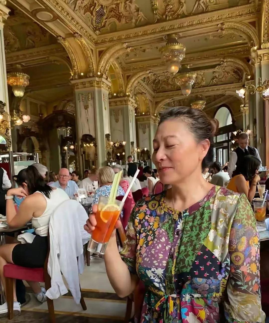 久未露面的岳红衣着鲜艳花哨，头发稀少利落，妆容精致，气色盈和，在国外度假的样子轻