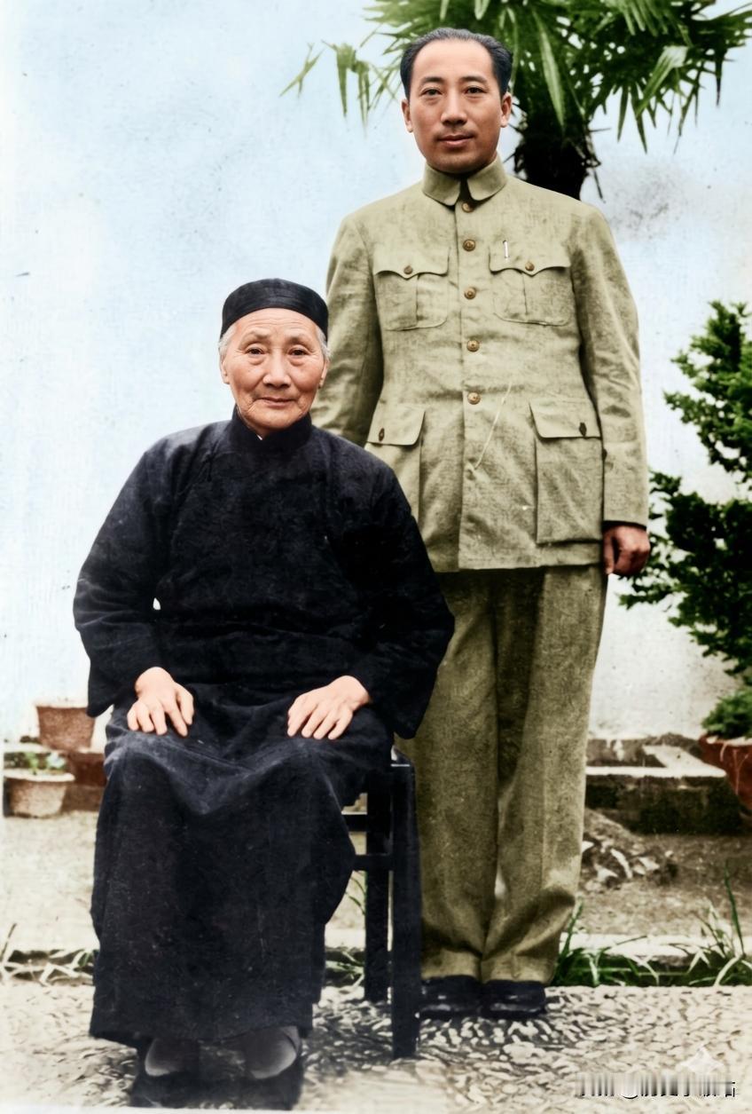 这张照片里，站着的是军统头子戴笠，坐着的是他的母亲蓝太夫人。她面容平和，坐姿端庄