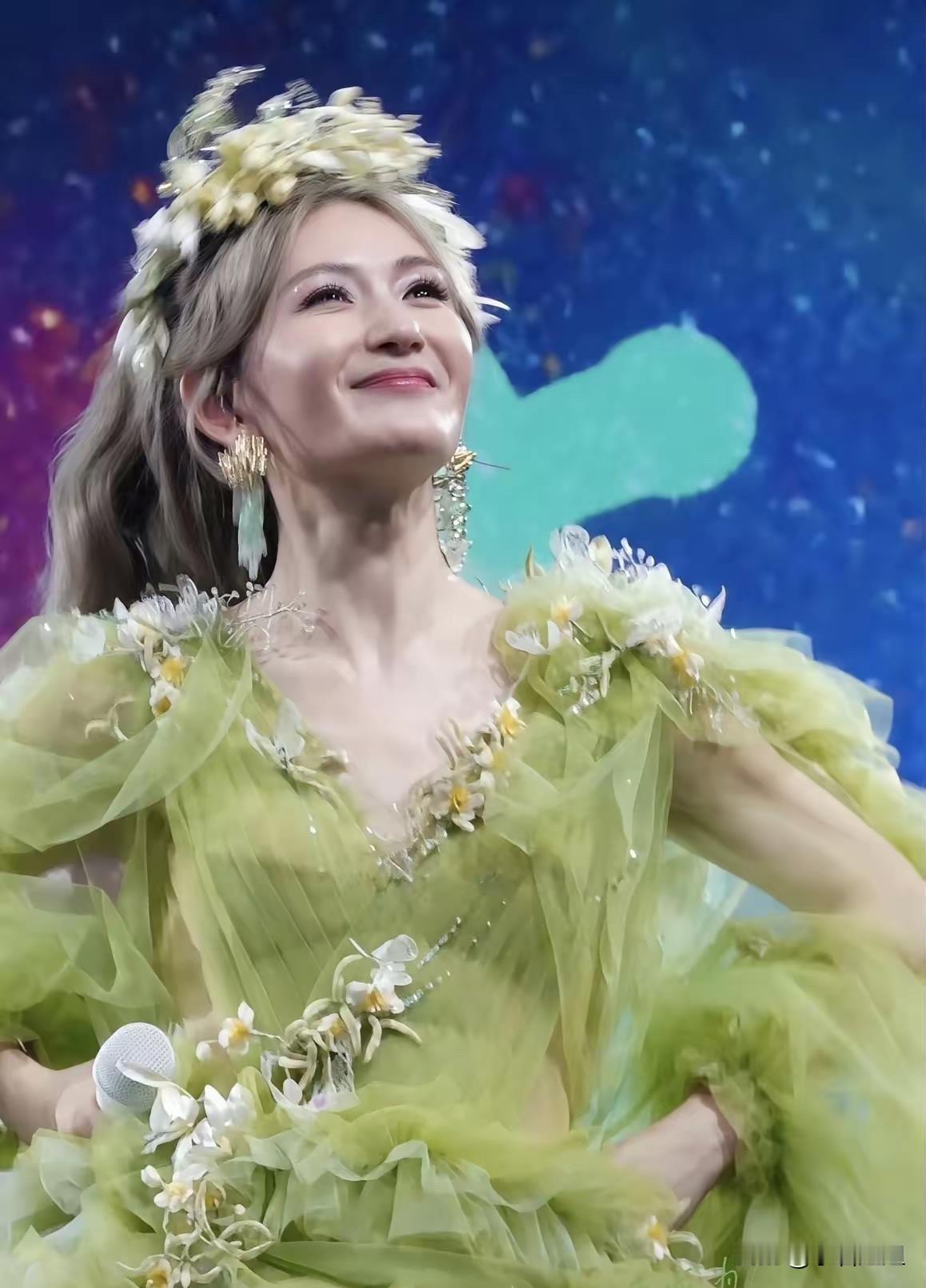 特意去扒了一下谢娜演唱会终于知道为啥380的票能炒到5000其实啊，大家买