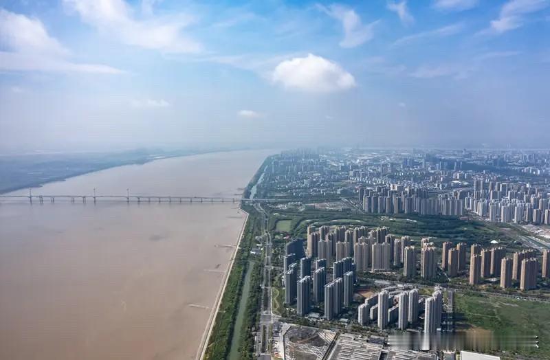 长沙楼市在2026年迎来小阳春，基本没有悬念。2025年，长沙楼市部分高价区域