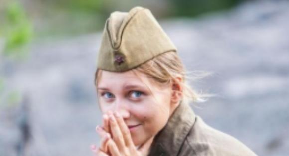 1945年，一个苏联女兵看到一个日本战俘英俊潇洒，她悄悄对男人说：“如果你答应和