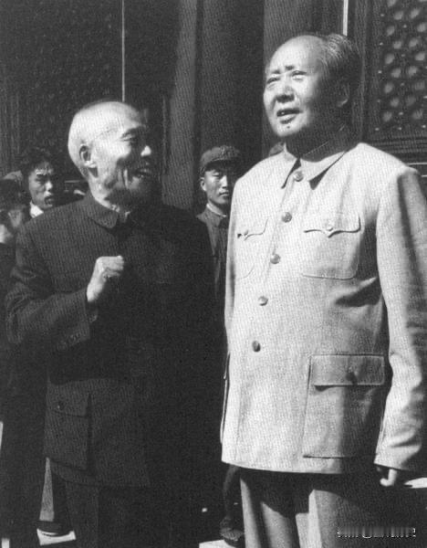 1966年10月1日国庆节，毛主席在天安门城楼上留下这张珍贵老照片，此时的毛主席