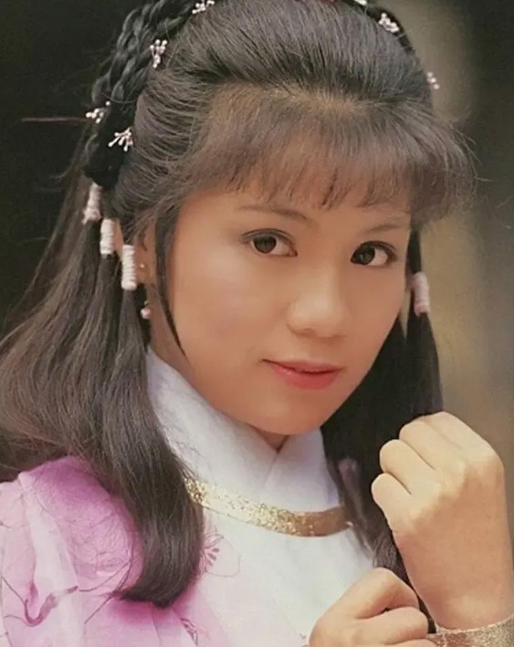 那年，翁美玲的告别仪式上，汤镇业手捧玫瑰姗姗来迟，在场的人都愤愤不平地看着他，甚