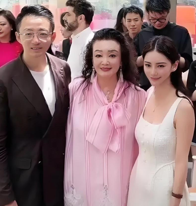 佩服张兰的奋斗精神！  其实这么大年纪了，可以放慢脚步享受一下生活，儿孙自