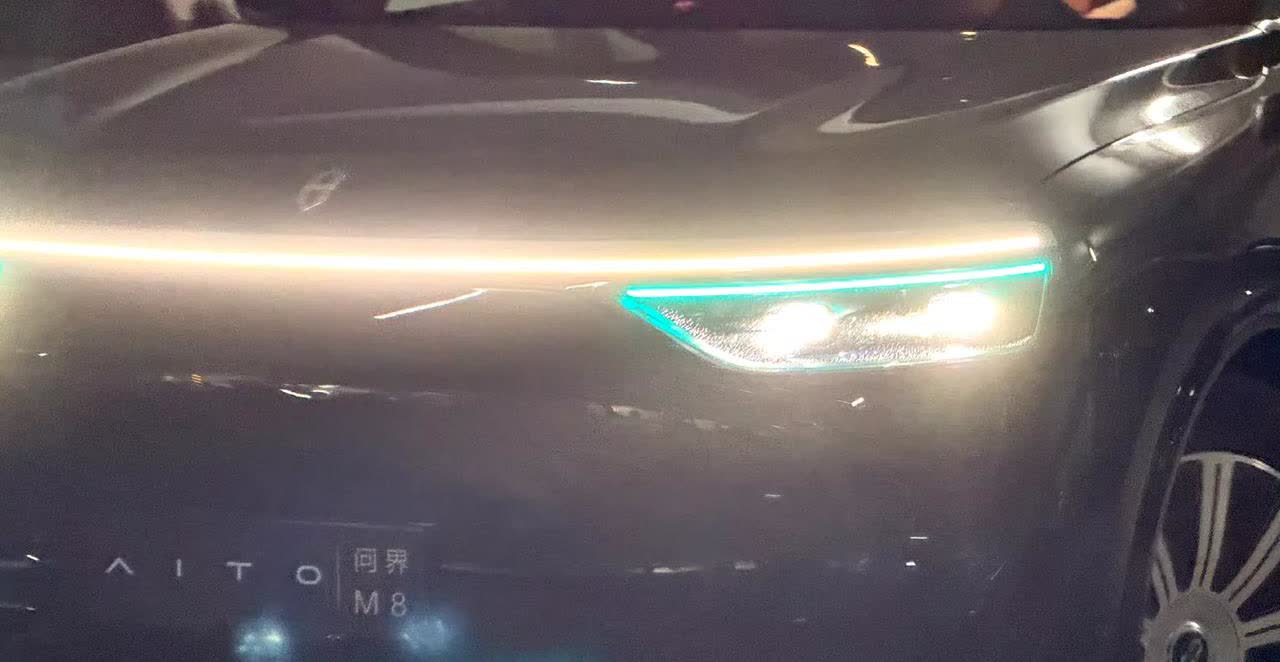 问界M8的小蓝灯！这个小蓝灯还挺有意思的，会在车子大灯上显示一个反光，只要开