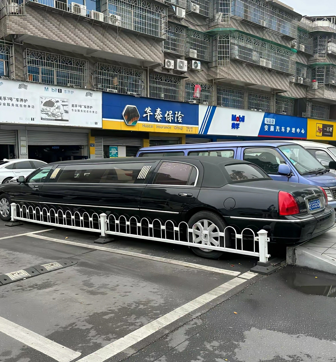这么长的车停车费是按一个车算吗？