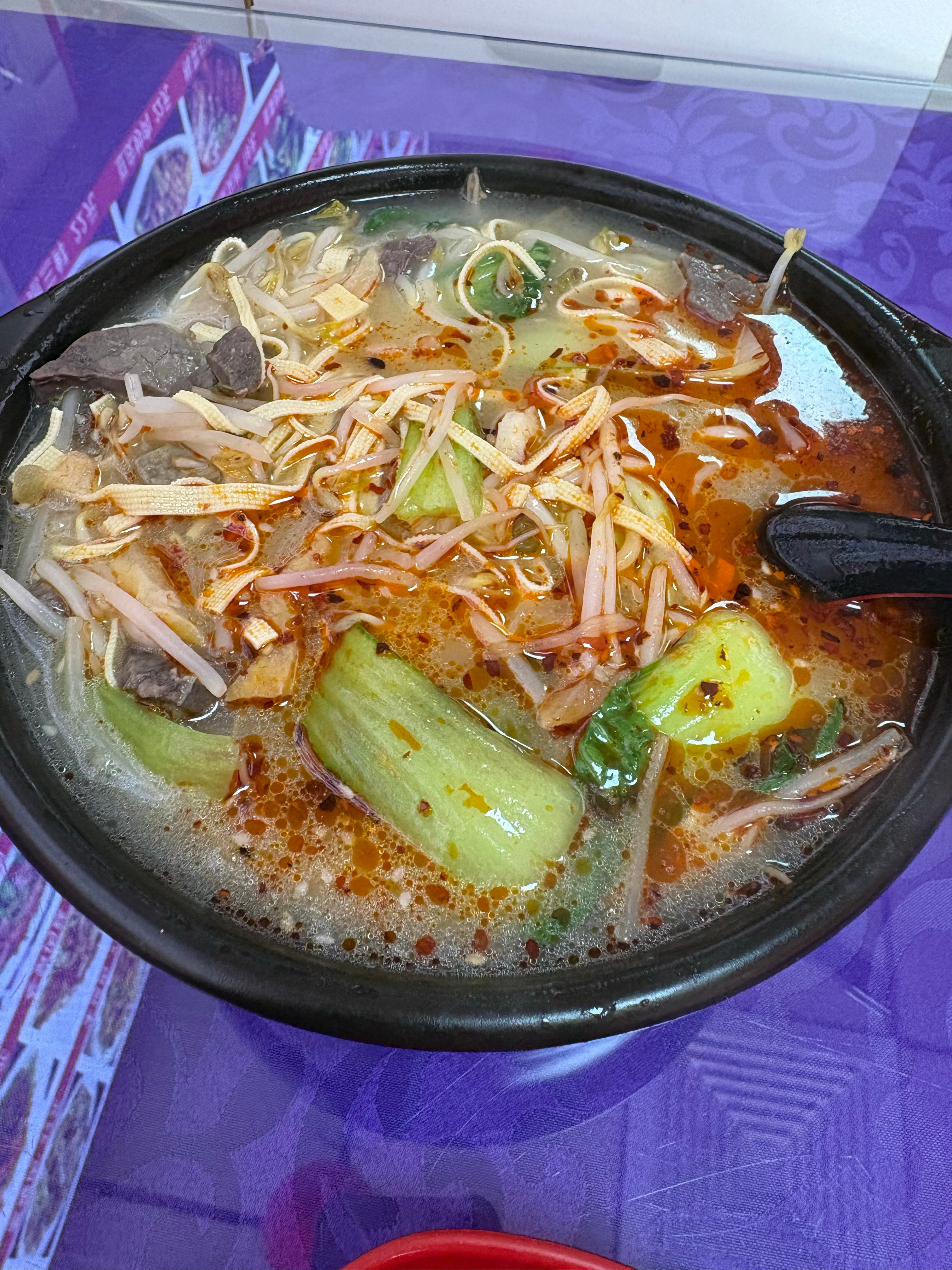 北京某地，砂锅羊杂面，12元。很好吃😋。我经常来这家。盛到小碗里，倒上醋和些