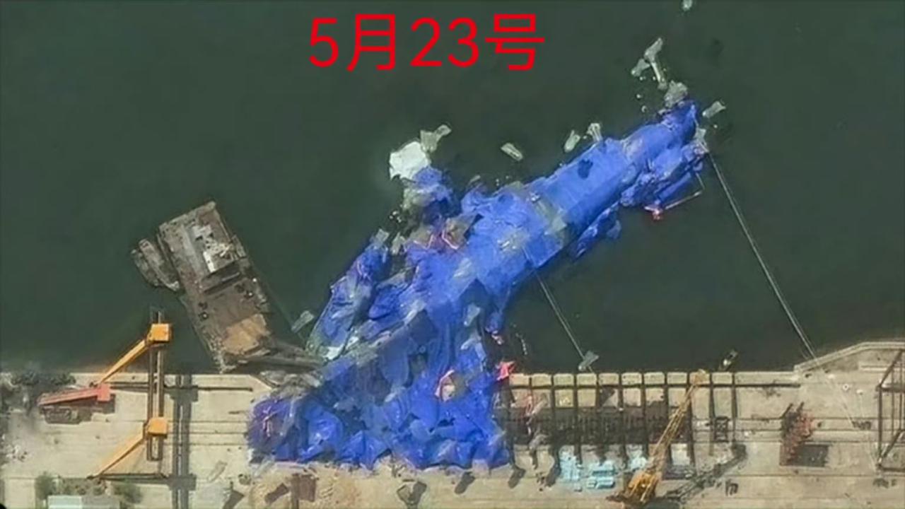 朝鲜说干就干，侧翻军舰已经被密密麻麻的物体包围：参与扶正船只激增。西方卫星连