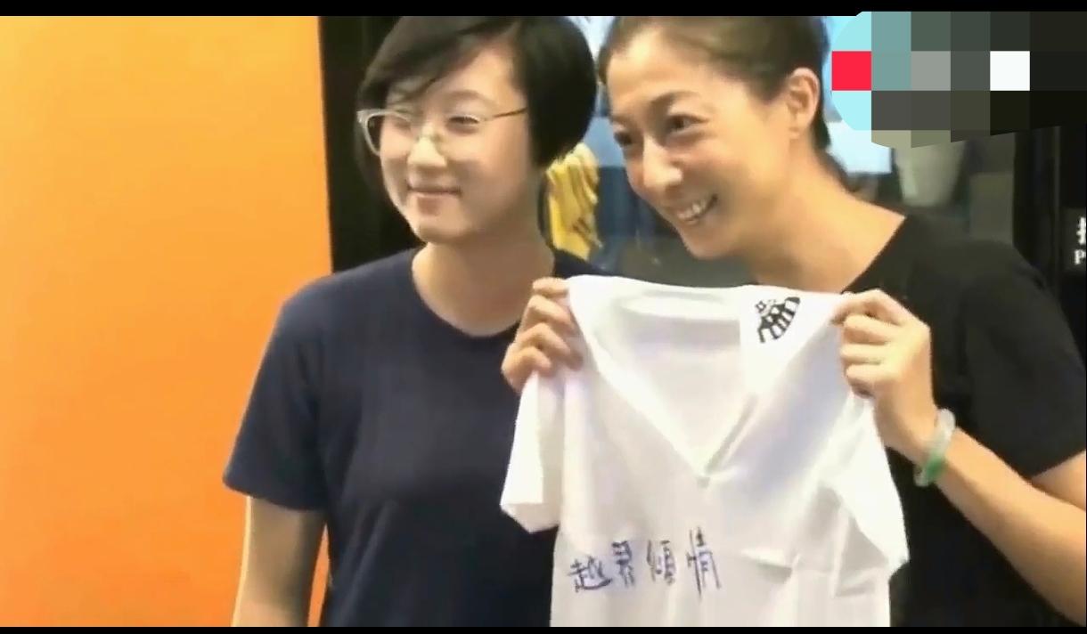 吴卓林是一个顶着父亲是成龙,但是却不认她这个女儿,也没有任何光环的星二代。以前的