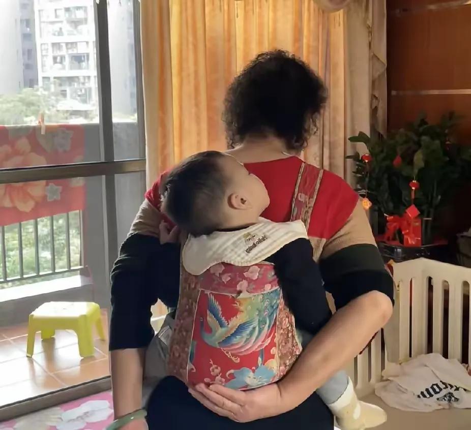父亲到女儿家，进门看见亲家母背着娃拖地，闺女坐沙发上刷手机。他二话没说，冲进房间