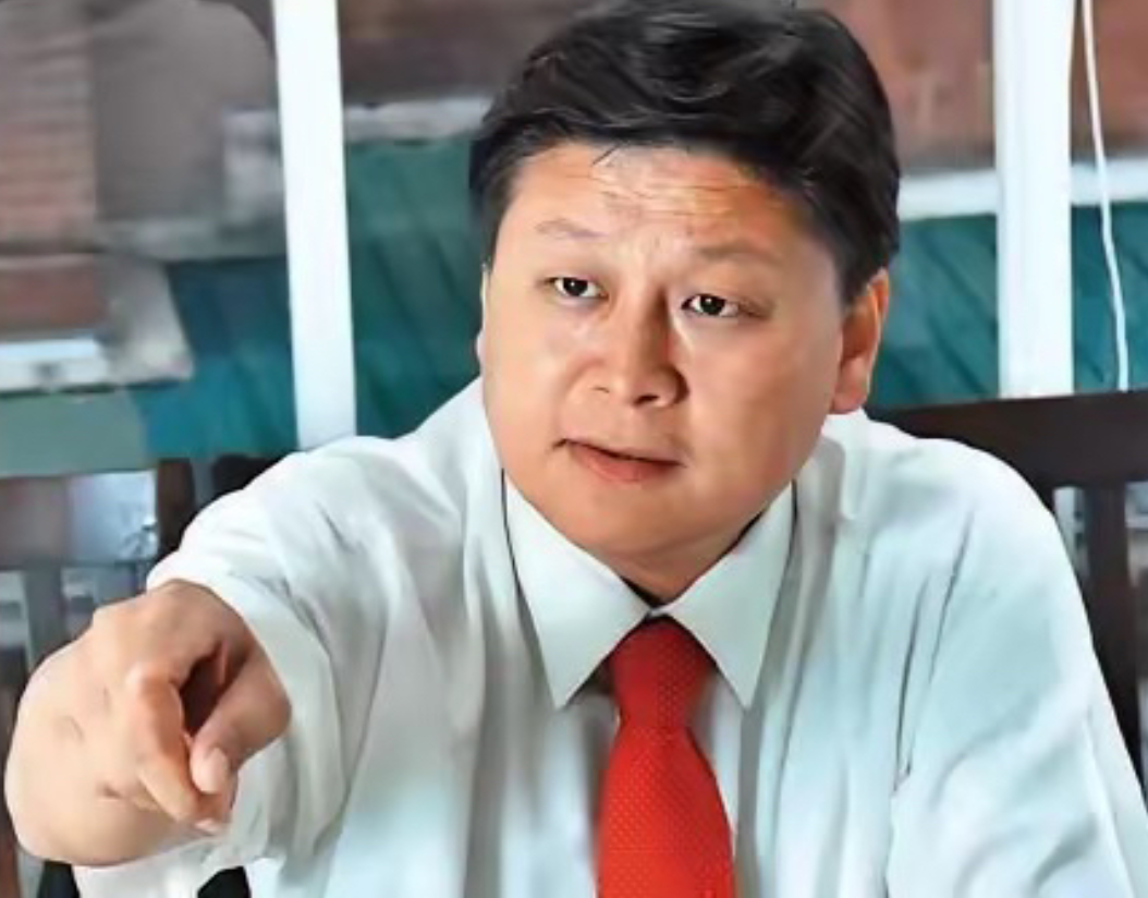 台湾政坛这出罢免闹剧又有新看点！国民党立法机构总召傅昆萁，被绿营死死“盯梢”，成