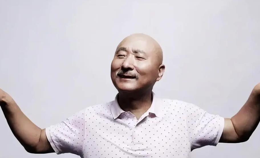 1973年，“黄世仁”陈强悄悄地敲开了“喜儿”田华家的门，面带难色地哀求道：