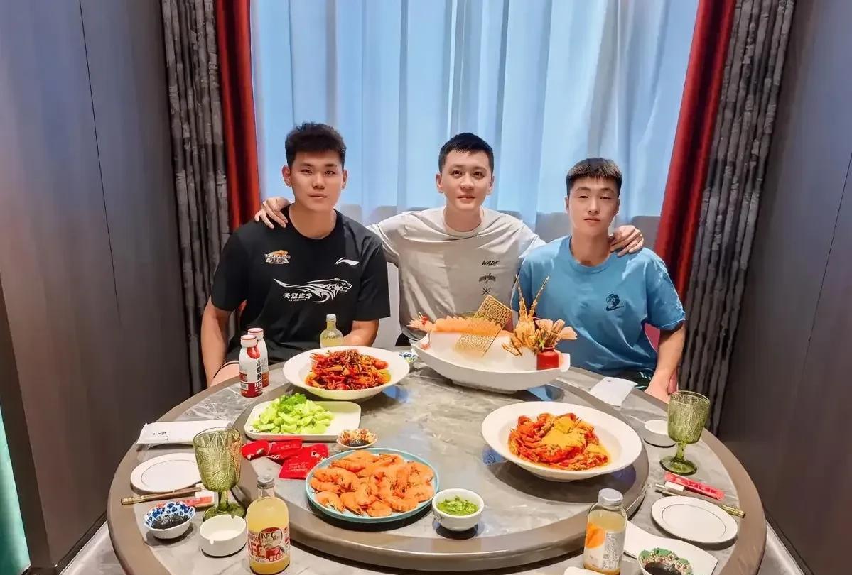 杨鸣跟虾干上了！昨晚，杨鸣宴请张峻豪和黄秋实，菜肴是四盘大虾+一盘拍黄瓜！杨鸣在