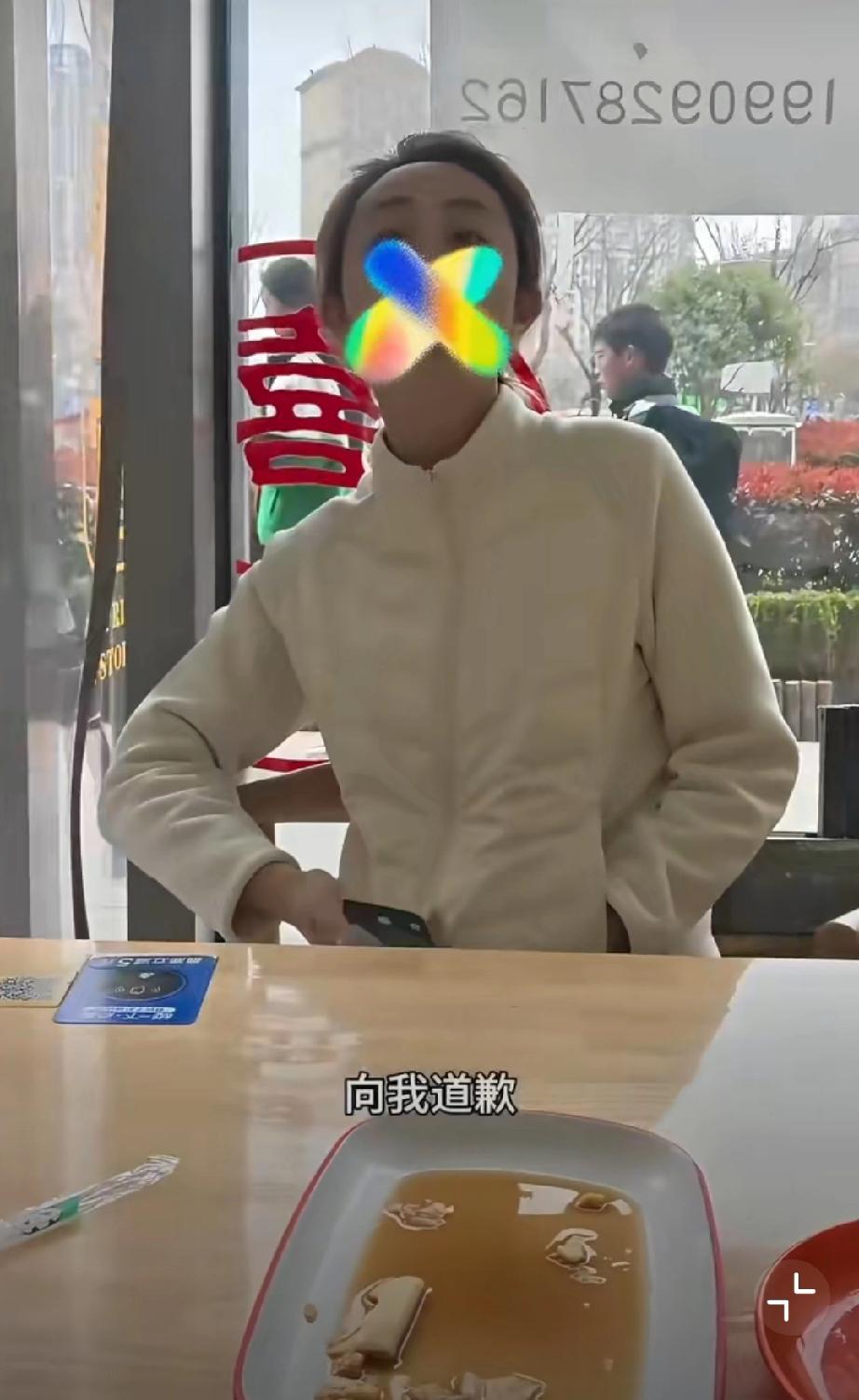 3月21日，陕西西安，餐馆内一名女子携狗入内，狗随即开始吠叫！一名正在用餐的男