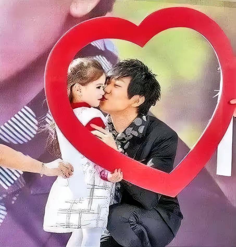 林俊杰官宣恋情翻车？12年前吻3岁混血小美女旧照被扒，林俊杰怕是要直呼“冤种”了