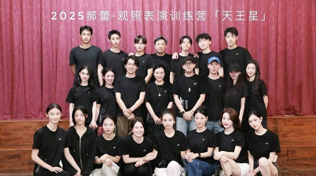 原来易梦玲也去了郝蕾的表演培训班磨练演技了，看来她可不甘愿只做个网红，对于未来的