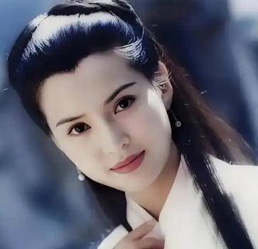 2016年，鲁豫问50岁的李若彤：“你为什么还不结婚？”李若彤说：“我是想结婚的