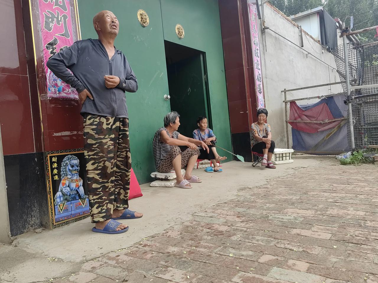 预报我们河间今天有大雨，一整天地皮都没下湿，前边下点雨后边就干了。天津、北京离