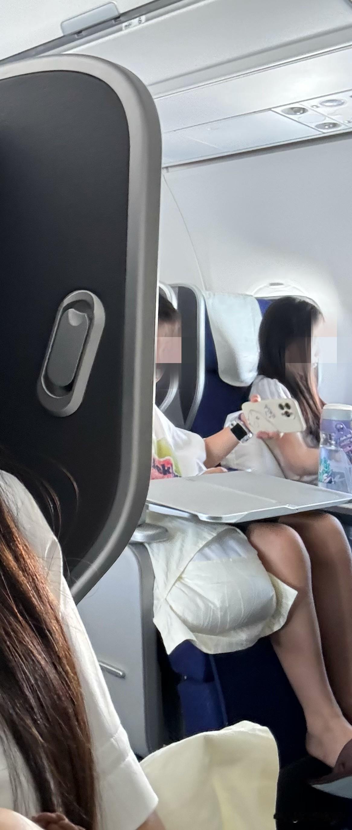 昆明飞深圳，南航中型机，上机看到公务舱12个座位还空了4个座位，空姐说经济舱乘客